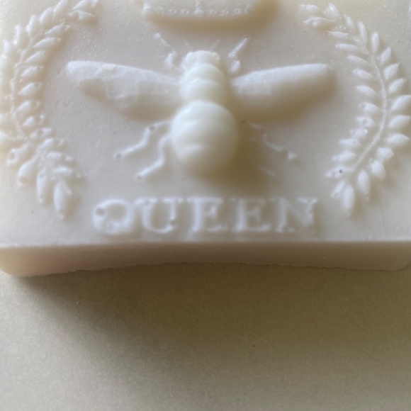 Hand poured soaps Queen Bee bar - Picture 2 of 3
